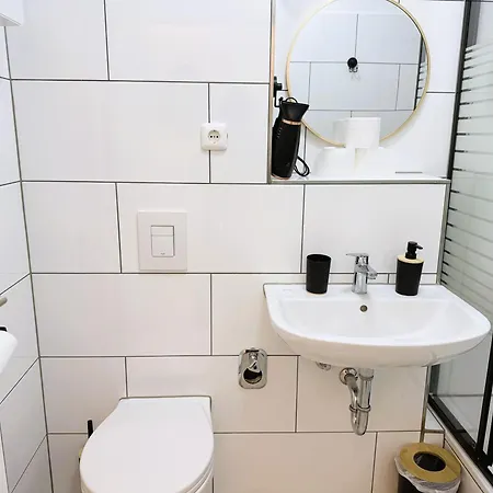 Koelner Street Loft ,neu Renoviert Fuer Bis Zu 5 Personen Mit Kueche Und Bad Apartmán *